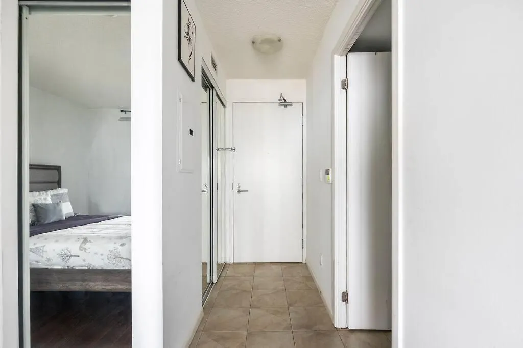 Lägenhet 1 Bdrm Condo With Lakeshore Views Free Parking In Downtown Toronto