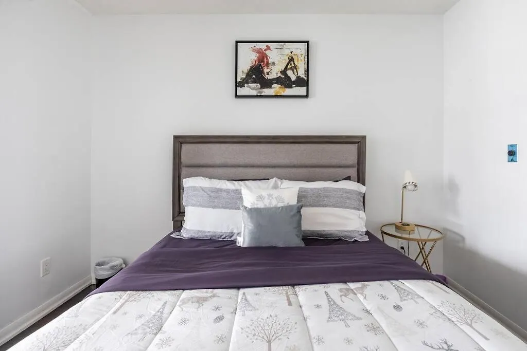 1 Bdrm Condo With Lakeshore Views Free Parking In Downtown Toronto 0*,  Kanada