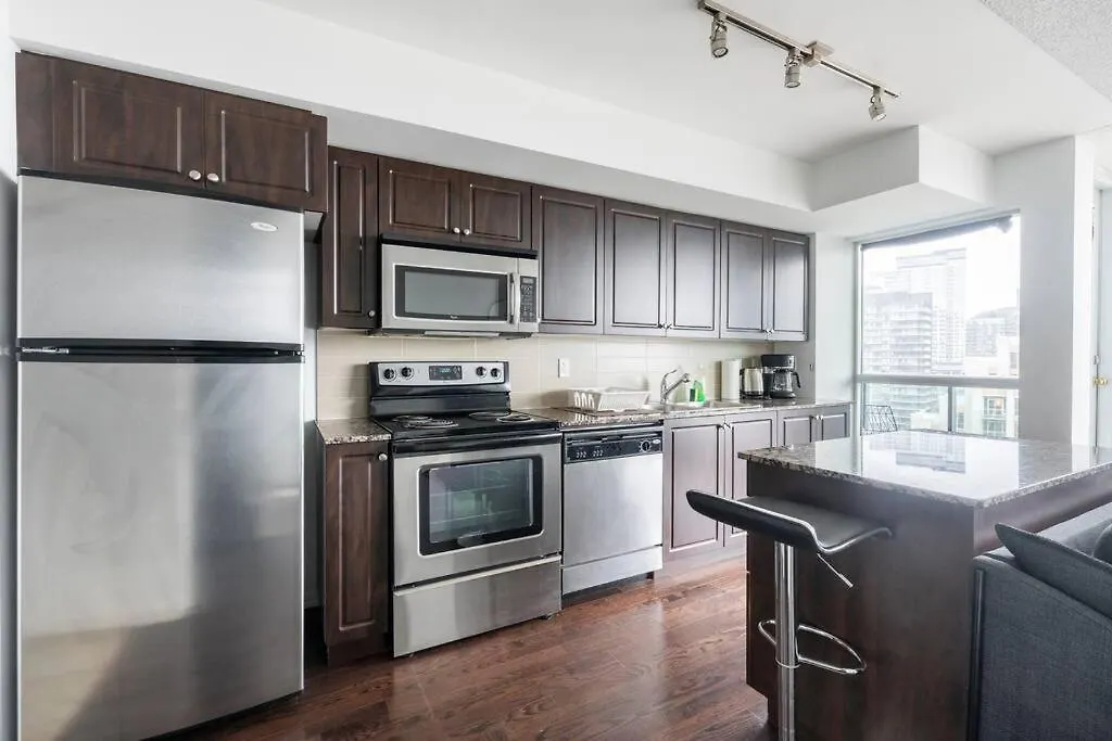 1 Bdrm Condo With Lakeshore Views Free Parking In Downtown Toronto Lägenhet