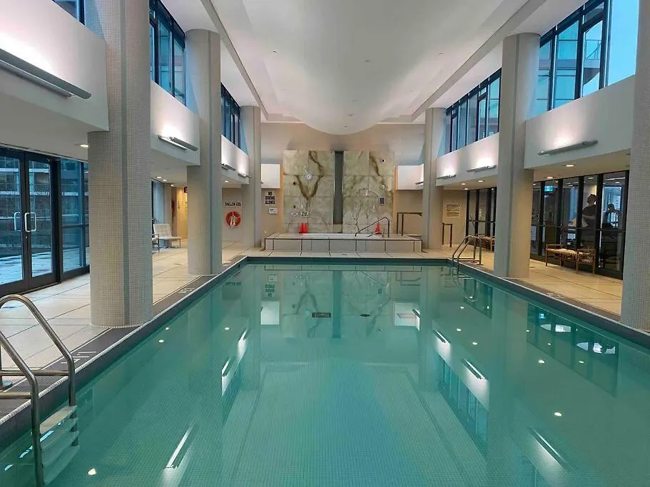 1 Bdrm Condo With Lakeshore Views Free Parking In Downtown Toronto Apartment